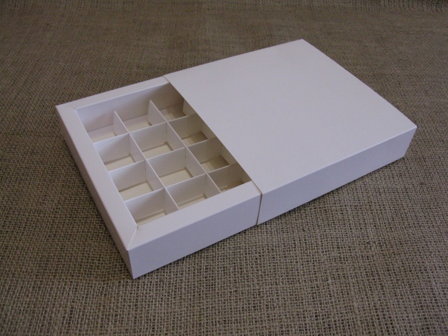 Коробка-пенал для конфет на 16 шт 18,5х18,5х4см  Белая